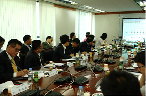 Expert meeting to respond to DDoS attack