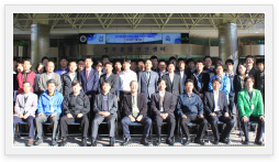 대전센터 개원 9주년 기념식 후 공무원들이 단체사진을 찍고 있는 이미지