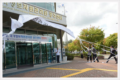 [광주센터] 미니 탁구 대회 『점핑』 개최중 단식게임을 하고 있다.