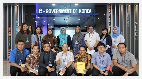 5.인도네시아 정책내각리더쉽 과정 여러분들이 관리원 홍보관 앞에서 단체 사진을 찍고 있다.(2019.8.30.)