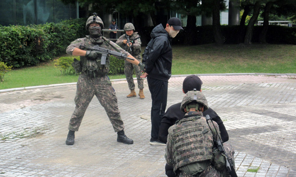Joint counter-terrorism drill with army and police