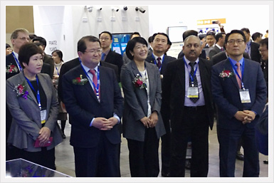 전자정부 정보보호 솔루션 페어에 참석해 설명을 듣고 있다.