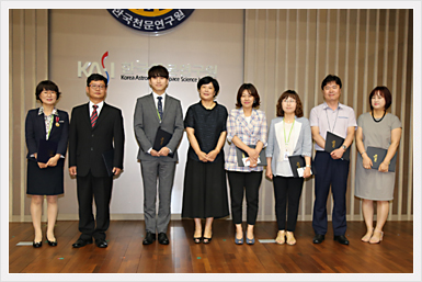 모범공무원과 센터 우수 공무원에 대한 표창 수여후 기념사진을 찍고 있다