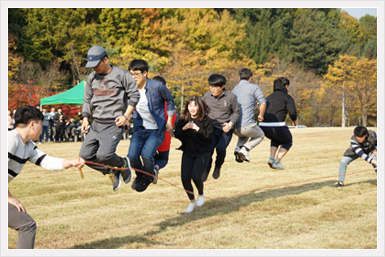 2017년 추계 한마음 체육행사 중 단체줄넘기를 하고 있다