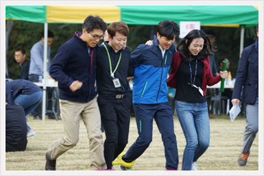 2017년 추계 한마음 체육행사 중 4인5각을 진행하고 있다.