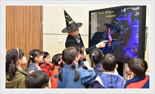 광주센터 2017년 사랑 나눔 초청행사에서 아이들에게 IT관련 시설을 설명해 주고 있다.