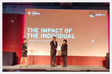 레드햇 포럼 서울 2017, 디지털 혁신상 수상식에서 김명희원장이 상패를 받고 있다.