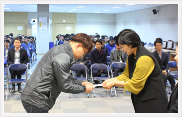 4월 공감 한마당 개최 중 국가정보자원관리원 김명희 원장이 시상을 하고 있다. 