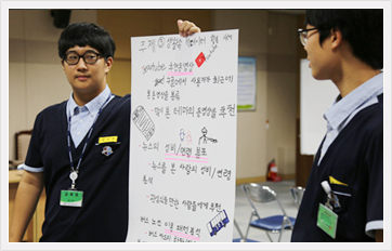 대덕중학교 학생들이 소그룹별 토론과 발표를 하고 있다.