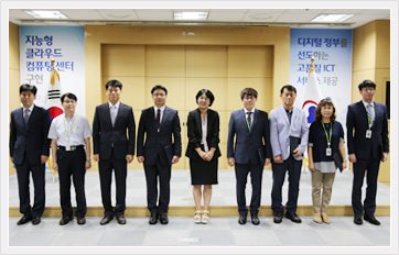 8월 공감한마당 개최중 원장과 시상자들이 단체사진을 찍고 있다.