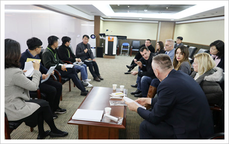 세르비아 공무원, 홍보관 방문