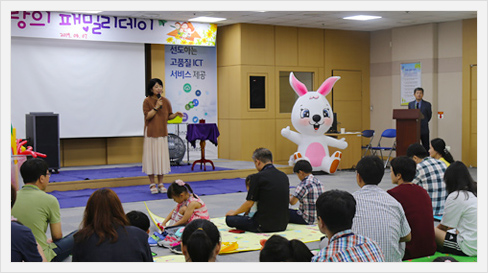 2019년 '사랑의 패밀리데이' 에서 김명희 원장이 아이들과 부모님앞에서 인삿말을 하고 있다.