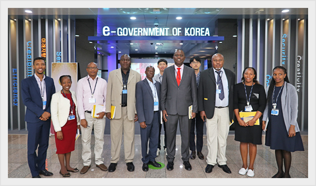1.케냐 정보통신부 공무원들이 홍보관앞에서 단체사진을 찍고 있다.(2019.10.01.)