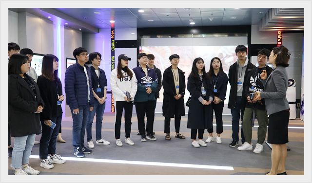 3.배재대학교 학생들이 미래 ICT 인재 대상으로 홍보관에서 설명을 듣고 있다.(2019.11.07.)