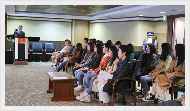 4.성신여자대학교 학생들이 미래 ICT 인재 대상으로 홍보관에서 설명을 듣고 있다.(2019.11.08.)