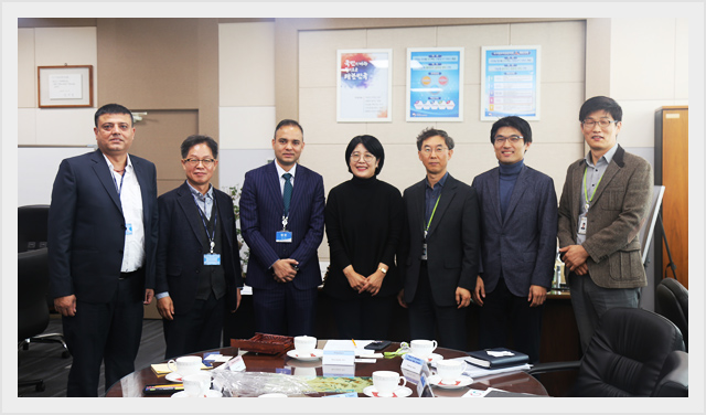 5.네팔 국가정보기술센터장 일행이 관리원을 방문하여 원장실에서 단체사진을 찍고있다.(2019.11.28.)