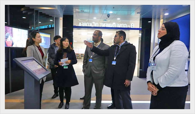 6.사우디아라비아 통계청 공무원이 관리원 홍보관에서 설명을 듣고 있다.(2019.12.11.)