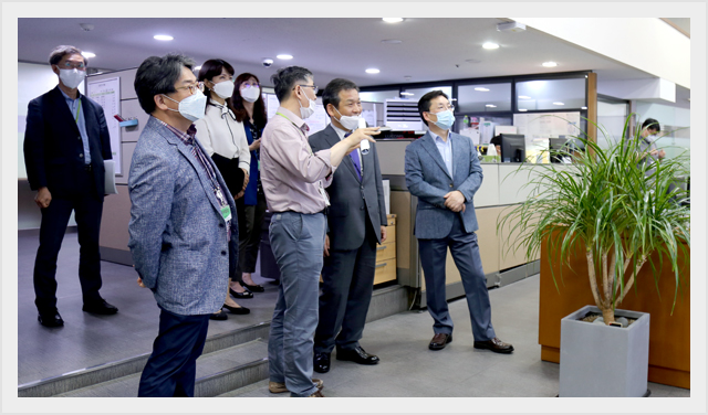 한국정보화진흥원 원장 일행이 방문하여 이야기를 하고 있다.(2020.5.28.)