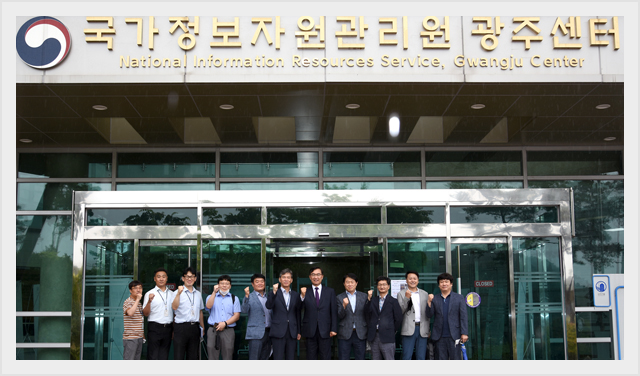 기획재정부 국고보조금관리단장이 방문하여 기념사진을 찍고 있다.(2020.6.18.)