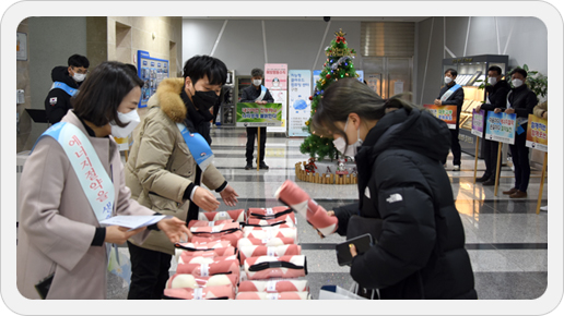 광주센터, 직원들에게 '20년 동절기 에너지 캠페인 홍보 전단지와 방한용품을 배부하고 있다.