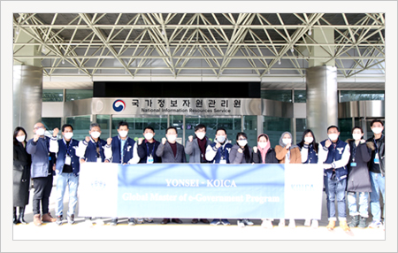 KOICA 석사과정 공무원 일행이 강동석 원장과 함께 방문 기념사진 촬영을 하고 있다.