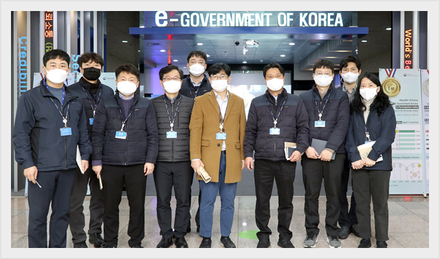 한국수자원공사 일행이 방문기념 촬영을 하고 있다.(2021.3.4.)
