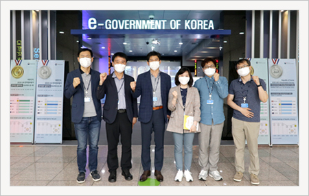 서울시데이터센터 일행이 방문기념 사진촬영을 하고 있다.
